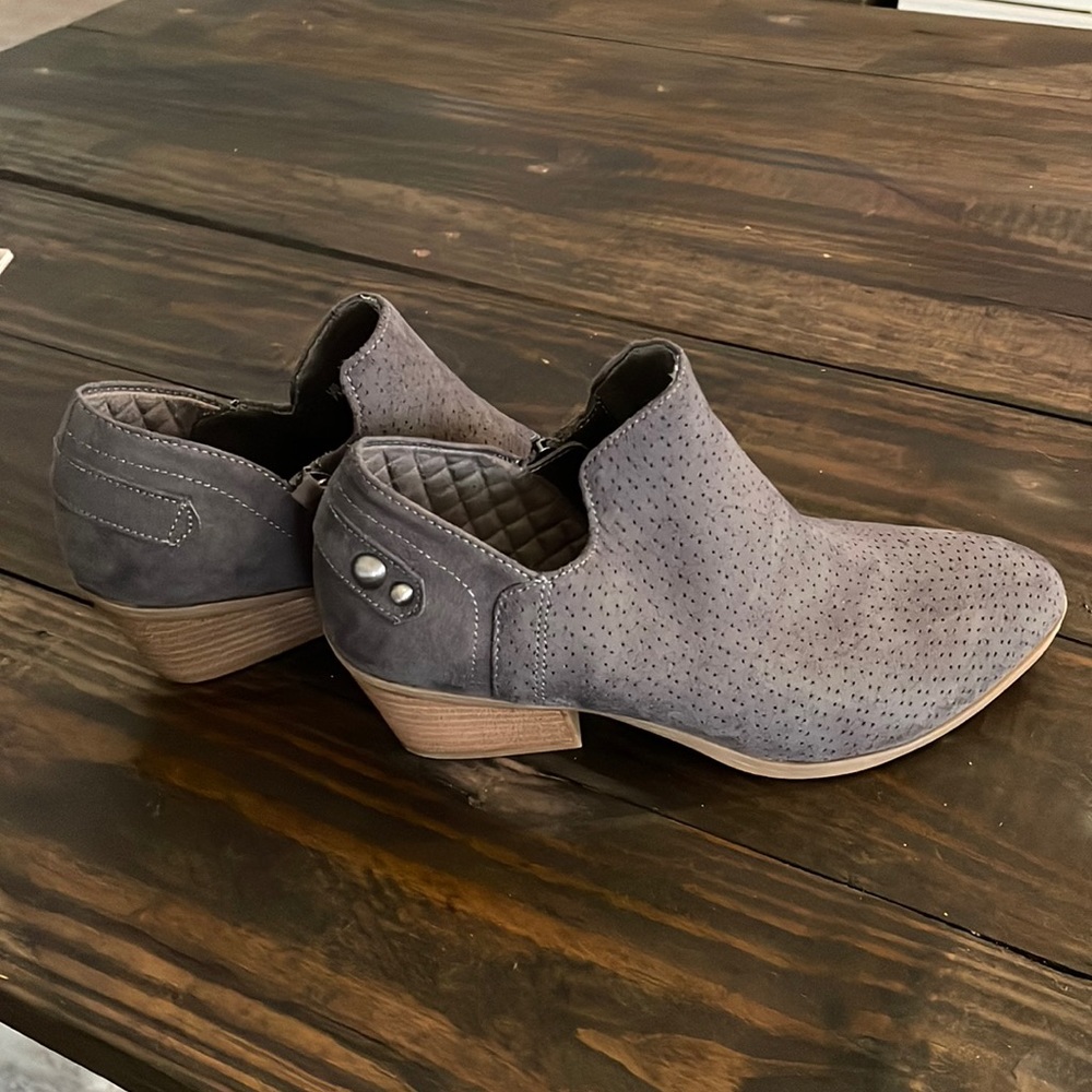Super cute like new gray booties!!